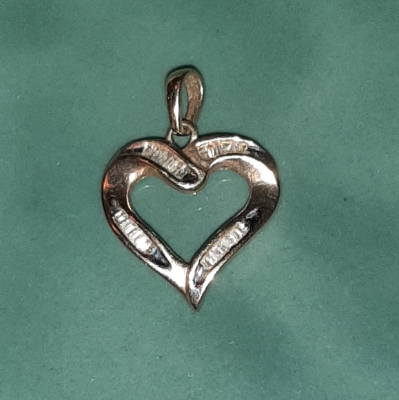 💞Beautiful! Solid 10 kt. Gold & Genuine Diamond Heart Pendant💞 - Picture 6 of 6